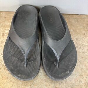 Oofos Black Recovery Flip Fops Size W9/M7‎